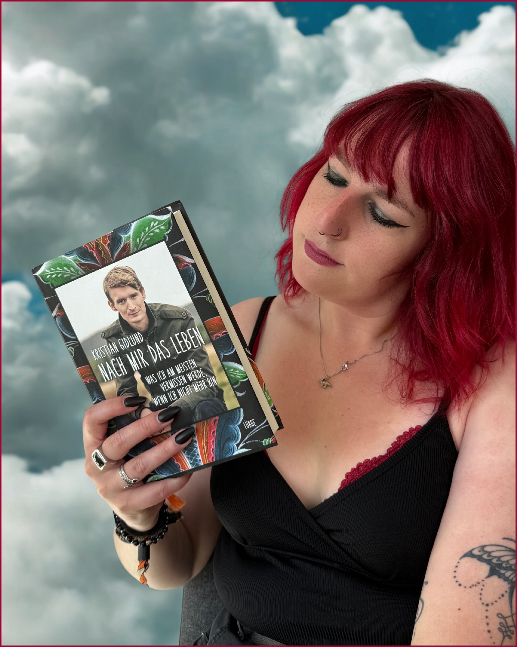 Michelle Szellas ist tief berührt von Kristian Gidlunds Blog, auf Deutsch als Buch veröffentlicht unter dem Titel „Nach mir das Leben“. Das Foto entstand in der Filiale von Lektorat Unker in Hamburg am 06.08.2025.